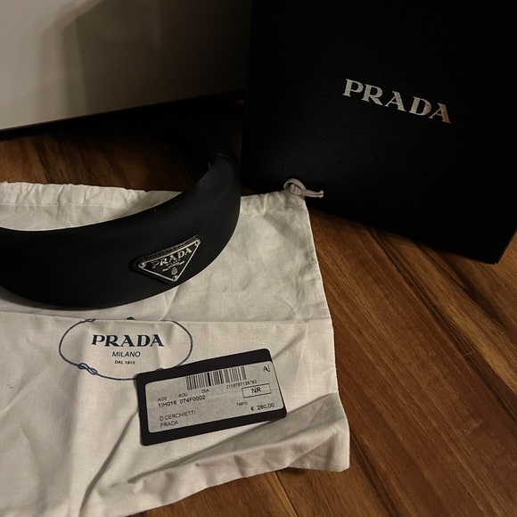!!!!SOLD!!!!!Prada
Triangle logo nylon headband - Picture 4 of 7